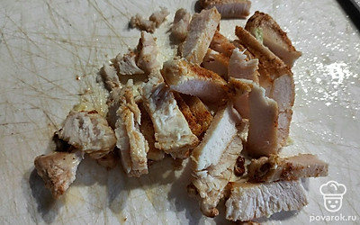 Грудку обжариваем на масле со специями, остужаем и нарезаем небольшими кусочками.