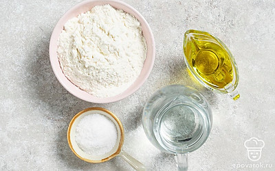 Муку просейте через сито, а воду заранее подогрейте. Подготовьте скалку и сковороду.