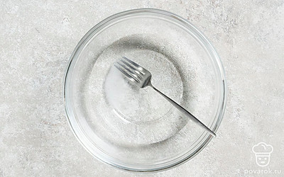 В теплую воду добавьте мелкую соль. Хорошо перемешайте, чтобы соль растворилась.