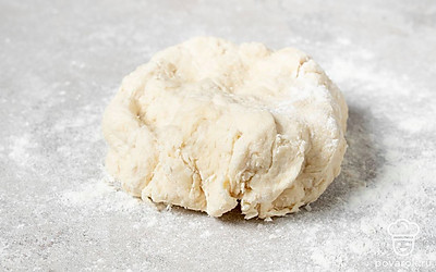 Замесите однородное тесто. Переложите его на стол и вымешивайте в течение 15-20 минут. Поначалу тесто покажется тугим, но позже станет более эластичным.