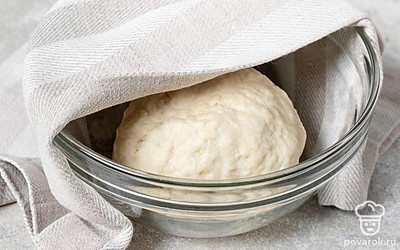 Готовое тесто скатайте в шар и выложите в миску. Накройте его полотенцем и оставьте настаиваться в течение 30 минут при комнатной температуре.