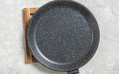 Сухую сковороду поместите на небольшой огонь и дайте разогреться.