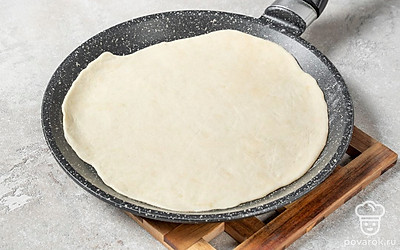 На разогретую сковороду выложите лепешку из теста. Выпекайте ее с одной стороны в течение 5-7 минут до золотистого цвета.