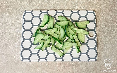 Огурец промойте в холодной воде и нарежьте брусочками.