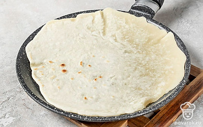 Переверните лаваш на другую сторону и выпекайте до полной готовности. Готовые лепешки выкладывайте на тарелку.
