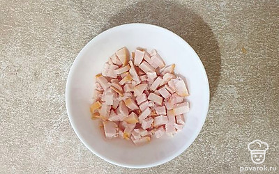 Курицу нарежьте небольшим кубиком.