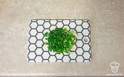 Зеленый лук мелко нашинкуйте.