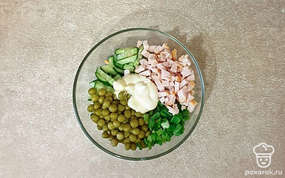 В салатник выложите все нарезанные ингредиенты. Всыпьте зеленый горошек, соль и майонез, перемешайте.