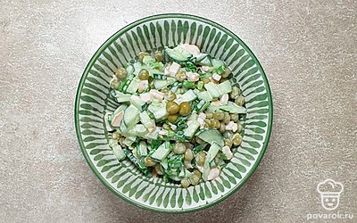 Салат подавайте порционно. Приятного аппетита!