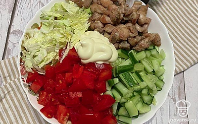 Легкий новогодний салат с курицей и овощами — Рецепт с фото