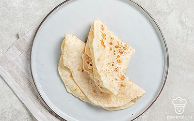 Готовый лаваш смажьте творожным сыром и сложите конвертиком начинкой внутрь. Подайте закуску вместе с любым блюдом.