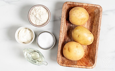 Достаньте сметану из холодильника, дайте ей согреться до комнатной температуры. Почистите и хорошо промойте картофель, обсушите его бумажными полотенцами. Просейте муку.