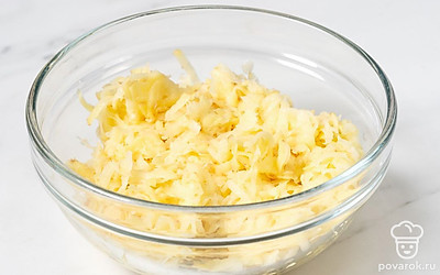 По истечении времени слегка отожмите картофель и переложите его в чистую миску. Слейте скопившийся сок из миски, оставив на дне светлый крахмальный осадок. 