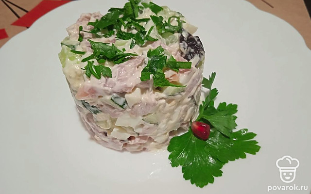 Салат с копченой курицей, огурцом и черносливом — Рецепт с фото