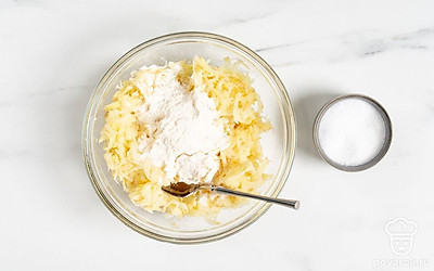 Выложите осевший картофельный крахмал в миску с тертым картофелем, всыпьте туда просеянную муку и соль. Все перемешайте, чтобы мука полностью соединилась с картошкой.