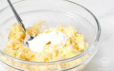 Добавьте в картофельное тесто сметану комнатной температуры. Еще раз все как следует размешайте до однородной структуры теста.