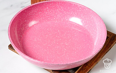 Налейте в сковороду подсолнечное масло и поставьте ее на сильный огонь. Дайте маслу в сковороде хорошо разогреться.