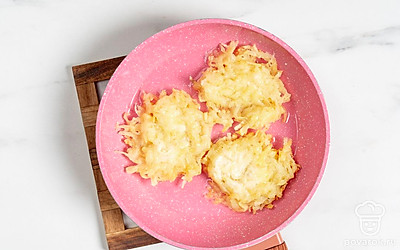 Выложите в горячее масло ложкой картофельное тесто, придавая ему форму небольших оладий так, чтобы они не соприкасались друг с другом.