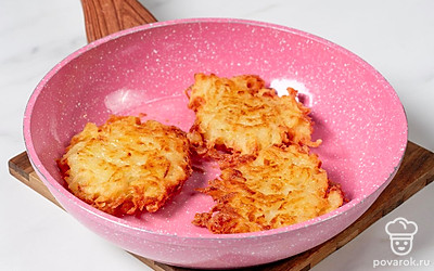 Прожарьте латкес с одной стороны в течение 1,5-2 минут до яркой золотисто-оранжевой корочки. Переверните и подрумяньте картофельные оладьи с другой стороны еще 1-1,5 минуты.