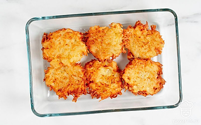 Обжаренные латкес выложите в форму для запекания. Поставьте форму в горячую духовку и запеките латкес до полной готовности картофеля в течение 8-10 минут.