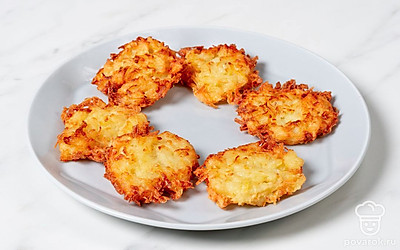 Достаньте готовые латкес из духовки и переложите их на блюдо для подачи.