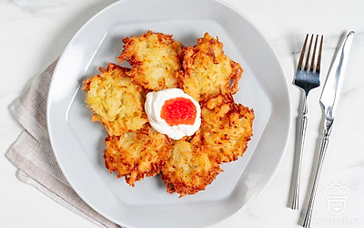 Подайте горячие латкес со сметаной и красной икрой.