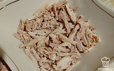 Куриную грудку отварить и нарезать соломкой. 