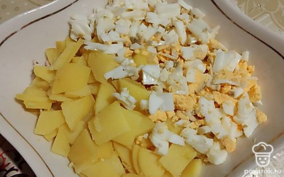 Отварной картофель и яйца нашинковать тонкими ломтиками. 
