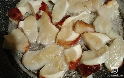 Белые грибы нарезать тонкими пластинами. Обжарить на растительном масле. 