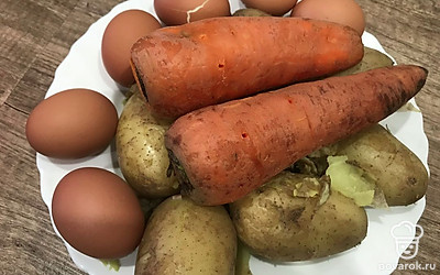 Подготовить все ингредиенты. Отварить яйца вкрутую. Морковь и картошку в кожуре сварить до готовности.