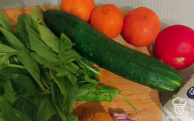 Подготовить все ингредиенты. Помыть овощи, почистить чеснок и огурец.