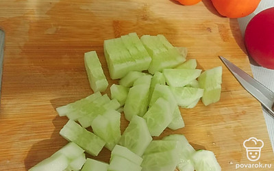 Огурец нарезать полукольцами.