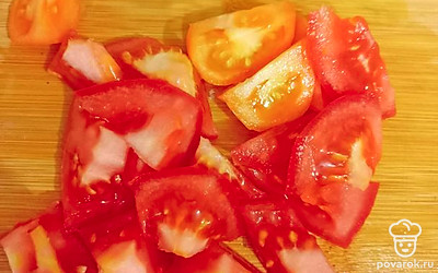 Помидор крупно нарезать.