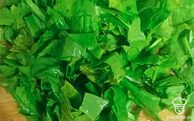 Щавель можно порвать руками или нарезать. 