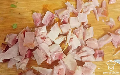 С копченого бедрышка убрать шкурку, нарезать небольшими кубиками.