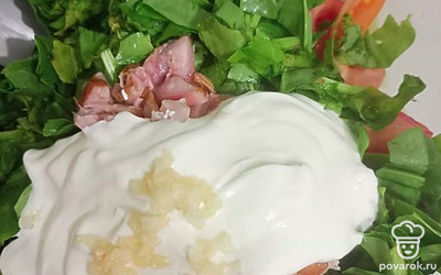 Переложить в чашу и приготовить заправку. Добавить сметану, чеснок и соль.