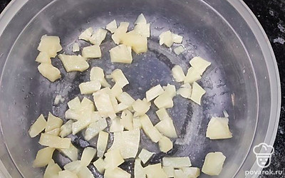 С ананасов сливаем жидкость и режем их на мелкие кусочки. 