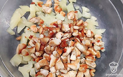 Курицу обжариваем до золотистого цвета и добавляем к ананасам. 