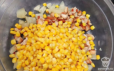 С кукурузы сливаем жидкость и добавляем зерна в салат. 