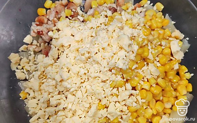 Натираем сыр и отправляем к остальным ингредиентам. 