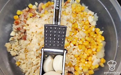 Выдавливаем чеснок. 