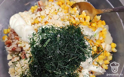 Добавляем соль, укроп по вкусу. Заправляем все майонезом. Перемешиваем. 