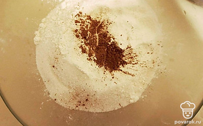 В отдельной миске смешайте все остальные сухие ингредиенты: муку, сахар, разрыхлитель, корицу.
