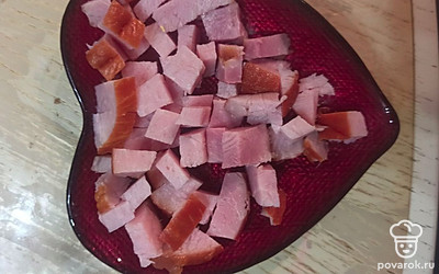 Выложить сверху копченую куриную грудку. 