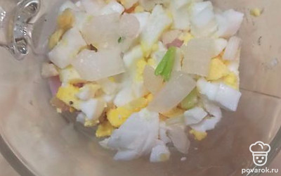 Сварить вкрутую яйца, нарезать кубиками. Выложить следующим слоем.