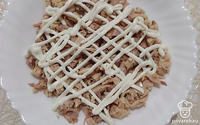 Уберем кожу с окорочка и отделим от кости. Мясо нарежем и сверху сделаем сетку из майонеза.