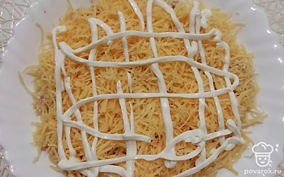 Вторым слоем будет сыр, натертый на терке. Сверху смажем майонезом.
