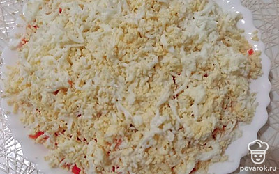 Последний слой — это яйца, измельченные на терке.