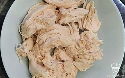 Разделить курицу на кусочки.
