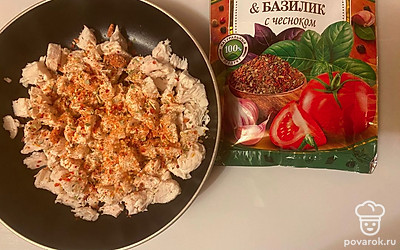 Вареное мясо мелко нарежьте, переложите в сковороду с маслом, посыпьте приправой «Томаты и базилик», обжарьте на медленном огне (постоянно помешивая) в течение 8-10 минут.